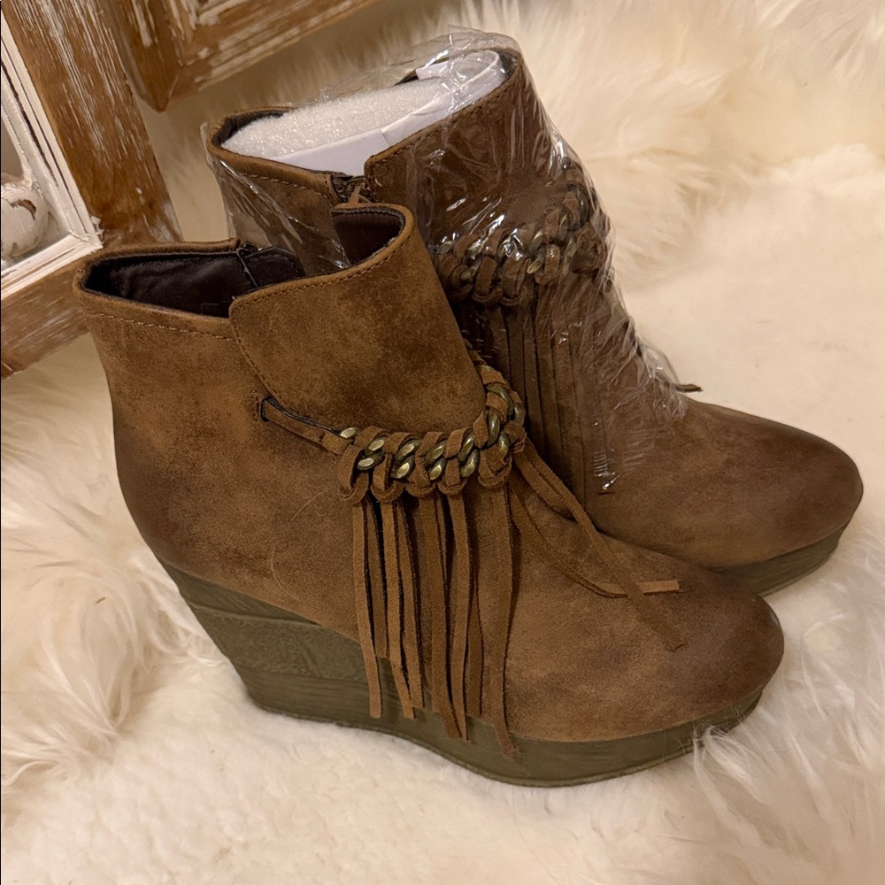 Elegant Brown Suede Wedge Boots with Fringe